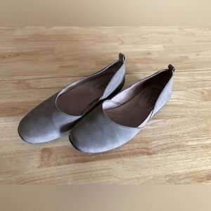 LifeStride soft system flats in size 9M in good condition light tan color